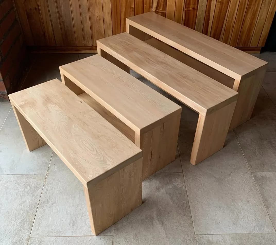 Tres bancas de madera de distintos tamaños, una dentro de la otra