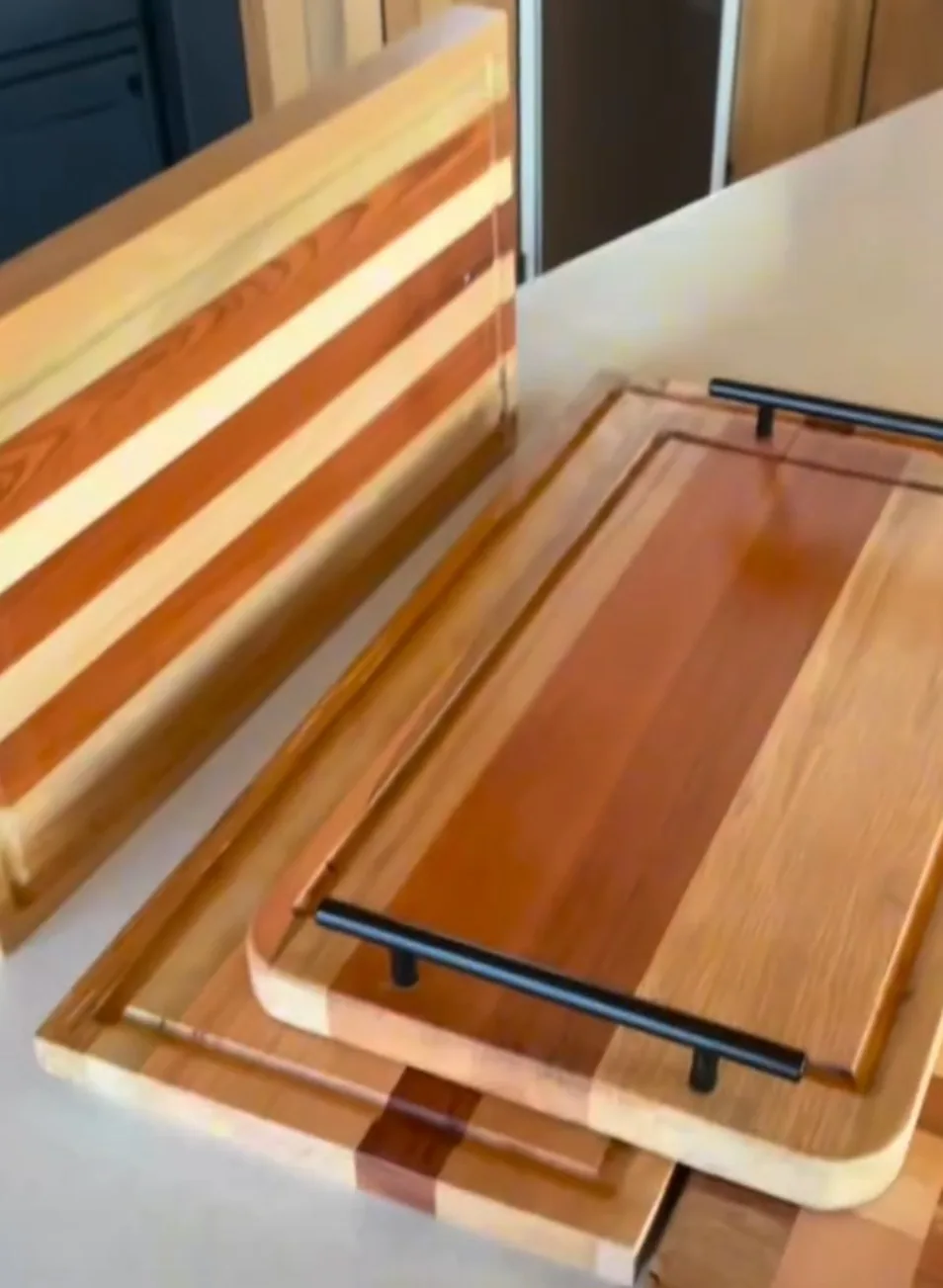 Bandejas de madera de listones combinados con manillas negras