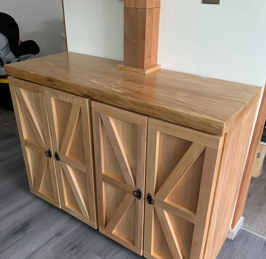 Mueble bajo de madera con puertas de diagonales y cubierta clara
