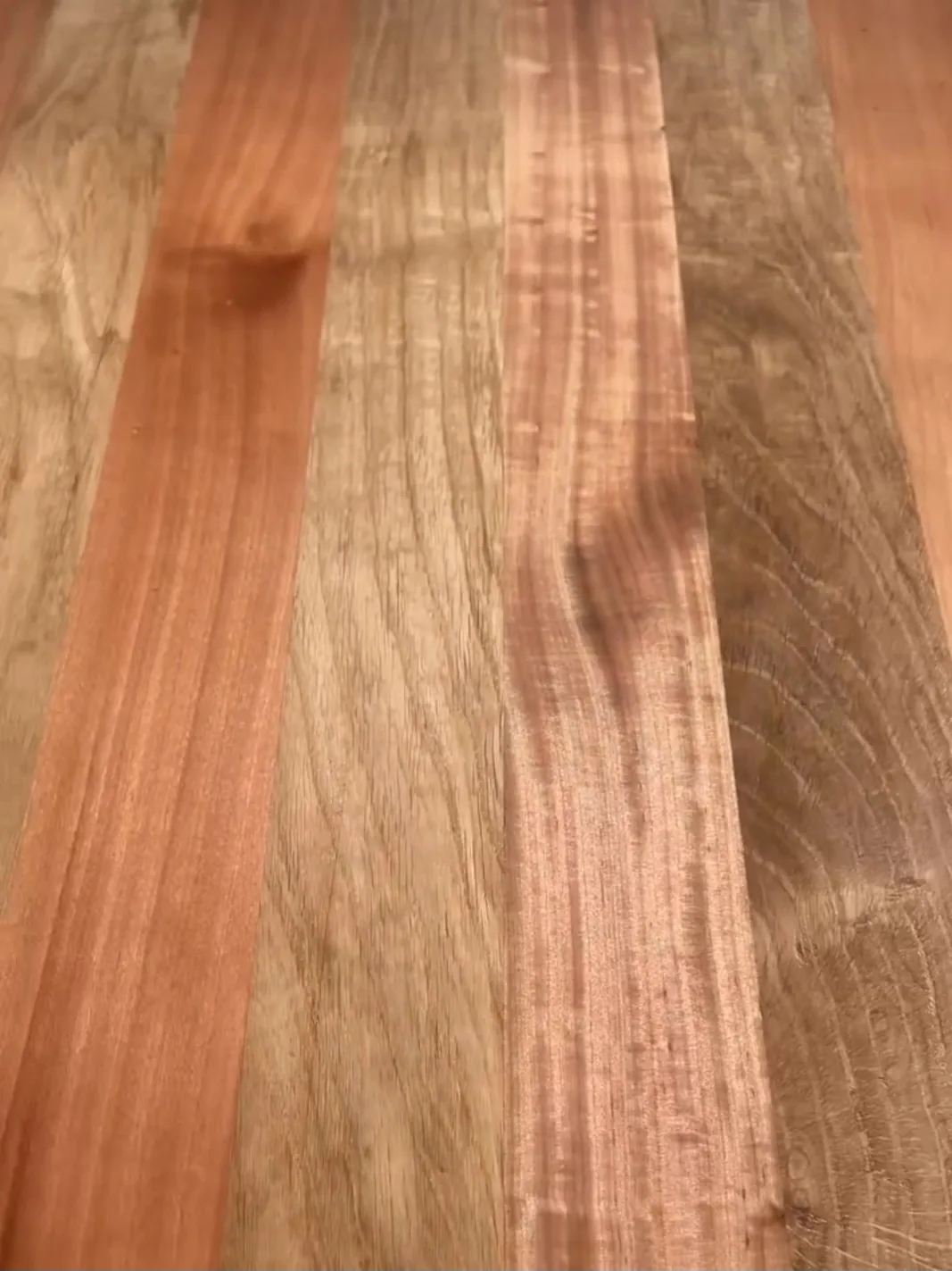 Cubierta de tablas de madera nativa con vetas rojizas y claras